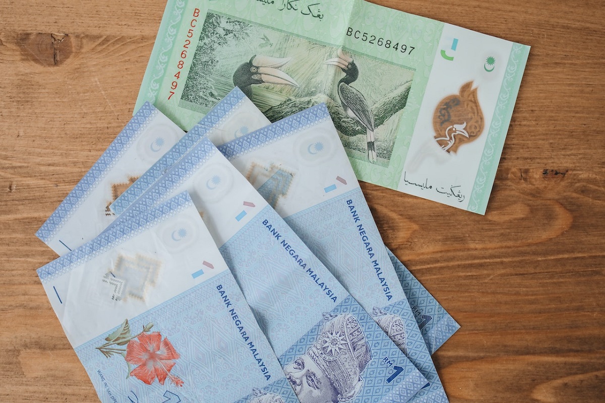 Asian currencies mixed amid global financial concerns